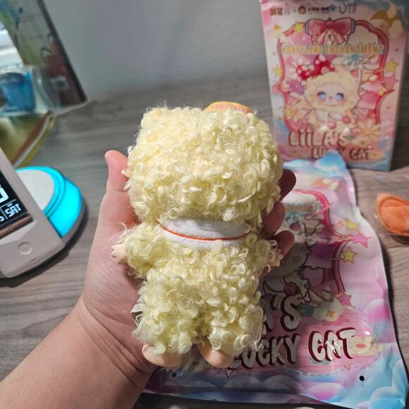 Lilla Lucky Cat Honeyland Enchantment Vinyl Plush Pendent OPEN BOX Mango Milk - Picture 6 of 13